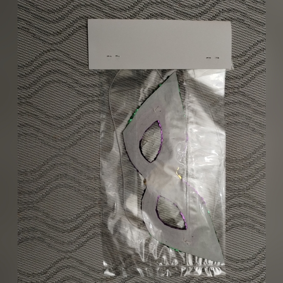 New Mardi Gras Mask - Picture 4 of 4